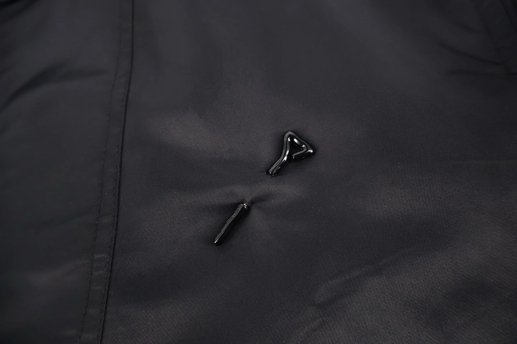 🅿️700 1v full-print double-sided windbreaker jacket (black). The original purchase was 22600. This fabric is custom-woven with 50D imported full-gloss nylon yarn jacquard machine with 0.2*0.2 plaid and original plate. 100 mercerized fabric is used inside, which is expensive. Jacquard alignment technology is used. There are 36 pieces of the whole garment. The sewing is very difficult. All hardware is fully molded and customized. All patterns in the garment are fully aligned. The inside uses very complicated back and forth stitching to completely match the original. Size:46-48-50-52